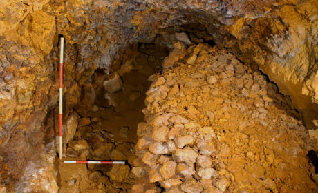 Muretto a secco realizzato da minatori di età post-medievale in una condotta ricolma di idrossidi ferrosi.