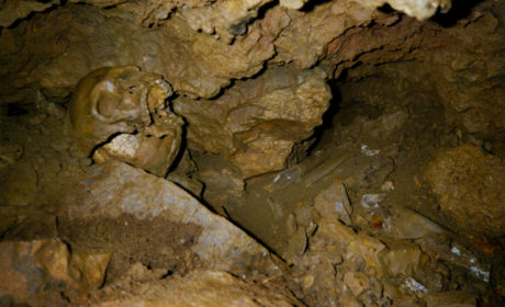 Resti scheletrici umani rinvenuti all'interno di una profonda frattura nella roccia.