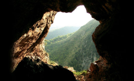 L'ampio ingresso di Grotta della Monaca visto dall'interno.